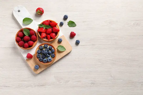 Tartlets Different Fresh Berries Light Wooden Table Flat Lay Space — Stock Photo, Image