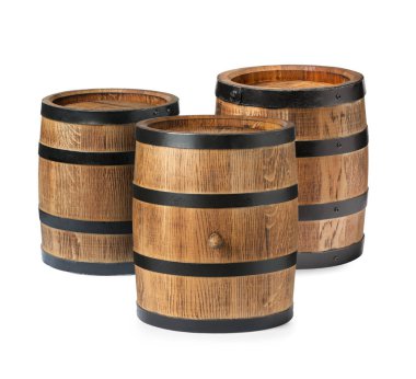 Beyaz arkaplanda bir sürü ahşap varil var.