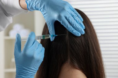 Trikoloğum klinikteki hastaya iğne yapıyor.