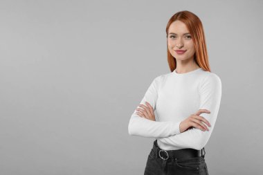 Açık gri arka planda güzel bir genç kadının portresi, metin için boşluk