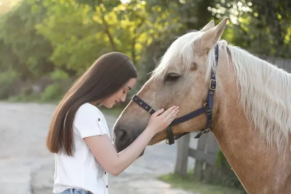 屋外で愛らしい馬と美しい女性 愛らしい家畜ペット — ストック写真