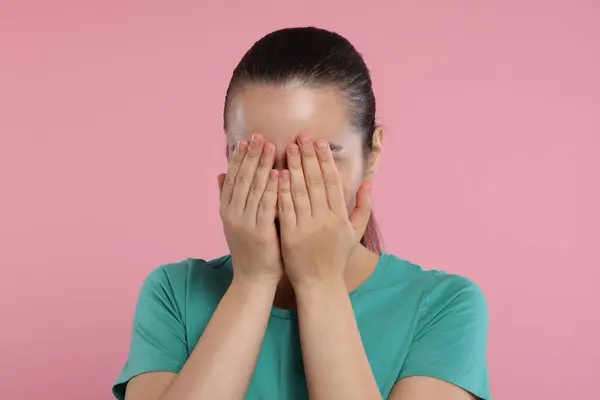 Образна Жінка Прикриває Обличчя Руками Рожевому Фоні — стокове фото