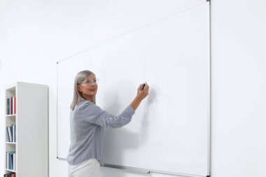 Profesör sınıftaki beyaz tahtada bir şey anlatıyor, mesaj için boşluk.