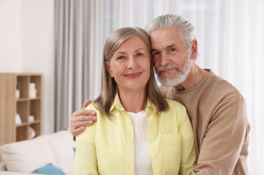 Evde sevgi dolu yaşlı bir çiftin portresi. Metin için boşluk