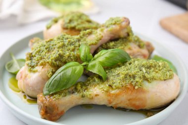 Pesto soslu ve fesleğenli tavuk budu, yakın plan.