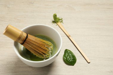 Tahta masada bambu çırpıcı ve kaşık ile taze yeşil kibrit çayı, metin için yer