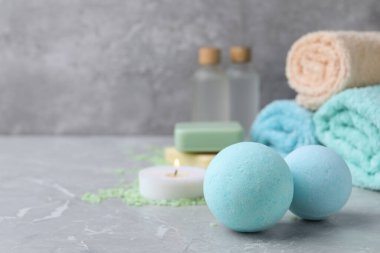 Açık gri masada güzel aromatik banyo bombaları, metin için yer
