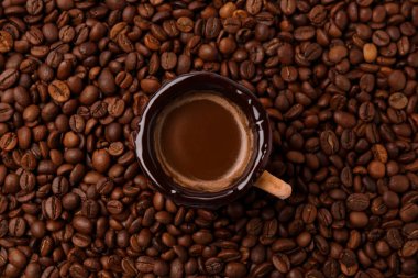 Lezzetli yenebilir bisküvi fincanı üzerine espresso ve kızarmış fasulye.