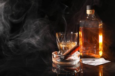 Yanan puro, kül tablası, siyah ayna yüzeyinde kağıt ve viski oynamak. Metin için boşluk