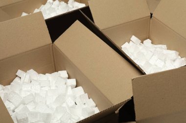 Karton kutuları polistiren köpük parçalarıyla aç. Paketleme malları