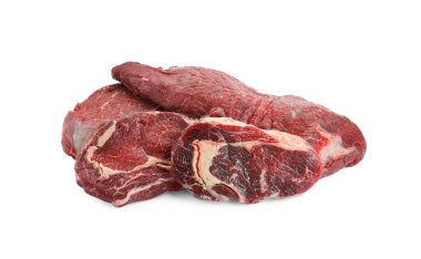 Çiğ et parçaları beyaza izole edilmiş.