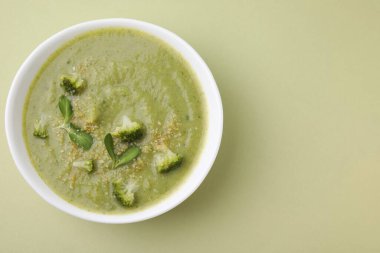 Zeytin zemininde nefis brokoli kremalı çorba, üst manzara. Metin için boşluk