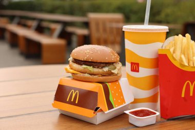 Lviv, Ukrayna - 9 Ekim 2023: Tahta masa üzerinde McDonald 's menüsü, metin için yer