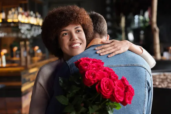 Mezinárodní Randění Krásná Žena Kyticí Růží Objímající Svého Přítele Kavárně — Stock fotografie