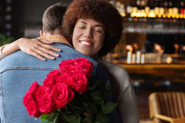 Mezinárodní Randění Krásná Žena Kyticí Růží Objímající Svého Přítele Kavárně — Stock fotografie