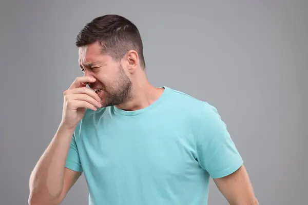 Síntoma Alergia Hombre Estornudando Sobre Fondo Gris Claro —  Fotos de Stock