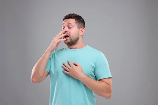 Síntoma Alergia Hombre Estornudando Sobre Fondo Gris Claro —  Fotos de Stock