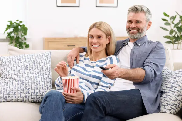 Šťastný Zamilovaný Pár Popcornem Doma Pohovce Prostor Pro Textovky Romantické — Stock fotografie