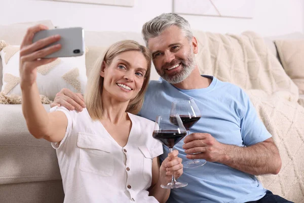 Šťastný Láskyplný Pár Sklenicemi Vína Který Bere Selfie Domů Romantické — Stock fotografie