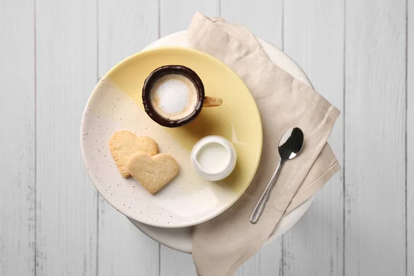 Finom Ehető Keksz Csésze Kávé Tej Szív Alakú Cookie Fehér — Stock Fotó