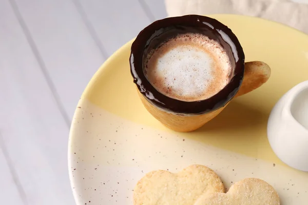 Finom Ehető Keksz Csésze Kávé Tej Szív Alakú Cookie Fehér — Stock Fotó