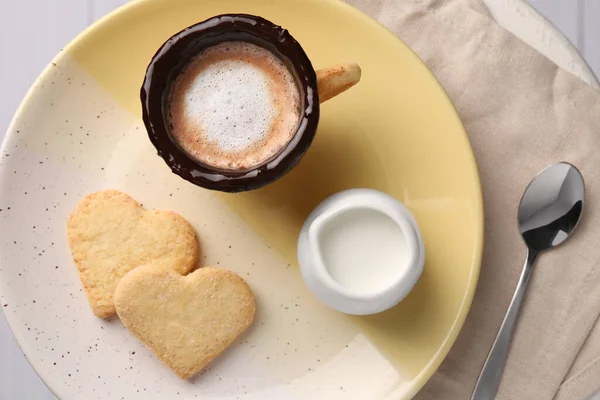 Finom Ehető Keksz Csésze Kávé Tej Szív Alakú Cookie Asztalon — Stock Fotó