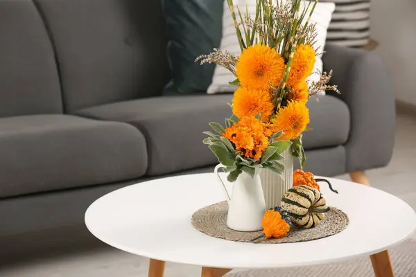 방에서 테이블에 꽃다발과 — 스톡 사진