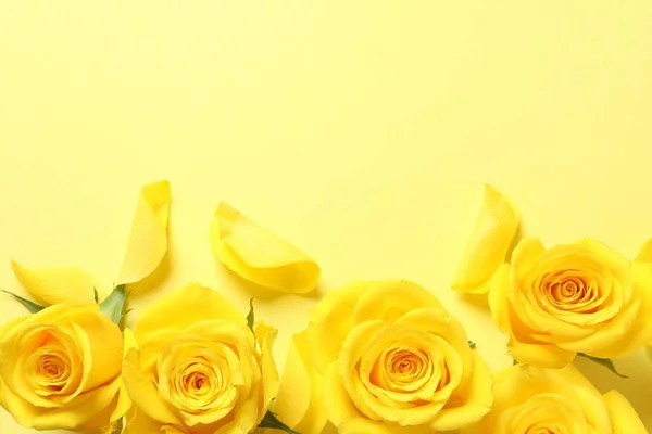 Belle Rose Sfondo Giallo Posa Piatta Spazio Testo — Foto Stock