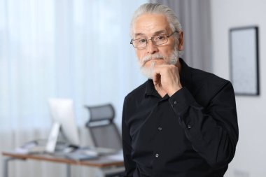 Evde siyah tişörtlü ve gözlüklü yakışıklı bir adamın portresi. Metin için boşluk