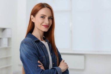 Evdeki güzel genç kadının portresi, mesaj için yer.
