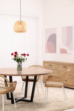 Rahat mobilyalarla dolu şık bir yemek odası.