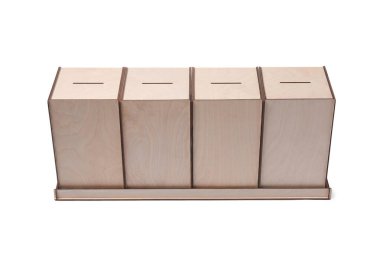 Beyazlar üzerinde izole edilmiş tahta oy sandıkları. Seçim zamanı.