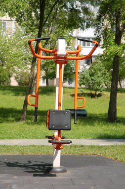 Parkta egzersiz makinesi olan açık hava spor salonu