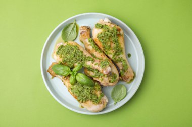 Pesto soslu tavuk budu ve yeşil masada fesleğen.