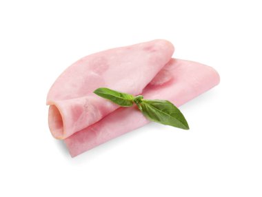 Beyaz üzerine izole edilmiş lezzetli jambon ve fesleğen dilimleri.