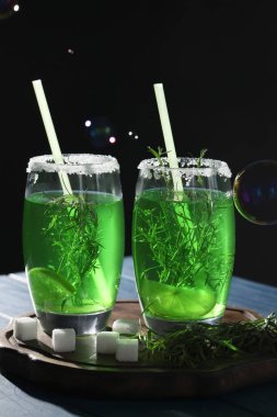 Masada ev yapımı taze tarhun içeceği, filizler ve şeker küpleri.