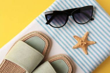 Sarı arkaplanda plaj aksesuarları olan düz kompozisyon, metin için boşluk