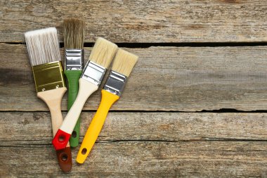 Tahta masadaki farklı fırçalar, düz yatış. Metin için boşluk