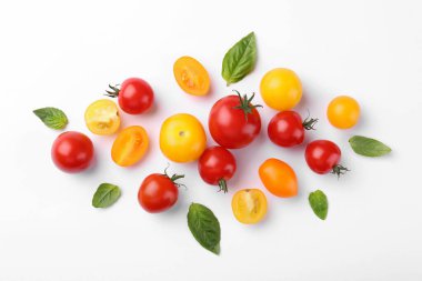 Farklı bir bütüne sahip düz kompozisyon ve beyaz arkaplanda domatesleri kesme