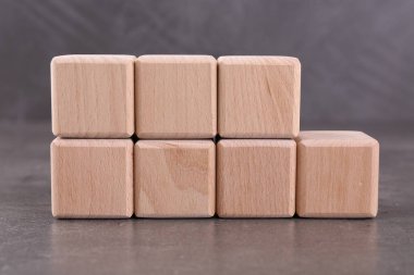 Ahşap küplerin kısaltması ISO ve gri desenli tabloda 9001 numara.