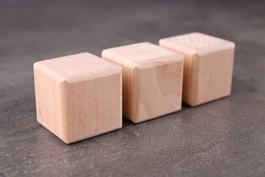Ahşap küplerin kısaltması ISO Gri desenli masa, yakın plan