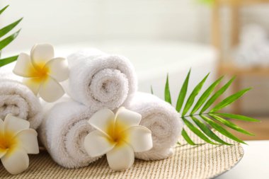 Spa kompozisyonu. Havlular, tesisat çiçekleri ve kapalı masa yaprakları, yakın çekim