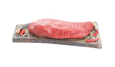 Beyaz üzerine izole edilmiş çiğ et, ürün ve baharatlar.