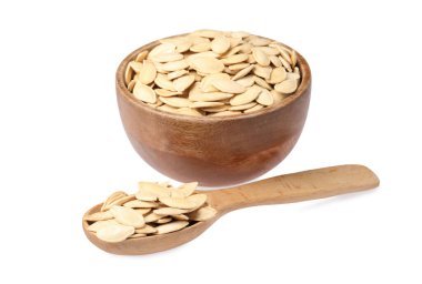 Tahta kâse ve kaşık, beyaz kabak tohumlarıyla izole edilmiş.