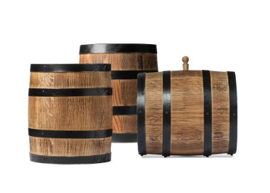 Beyaz arkaplanda bir sürü ahşap varil var.