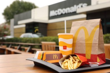 Lviv, Ukrayna - 9 Ekim 2023: Tahta masa üzerinde McDonald 's menüsü, metin için yer
