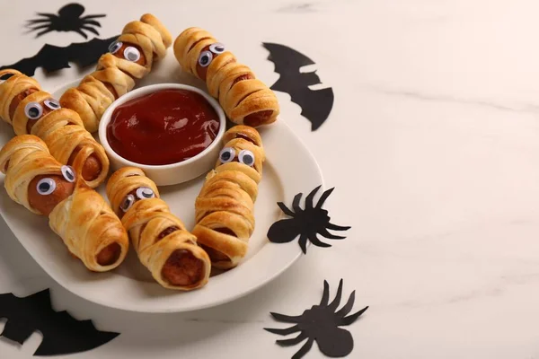 Prato Com Saborosas Múmias Salsicha Decorações Halloween Ketchup Mesa Branca — Fotografia de Stock