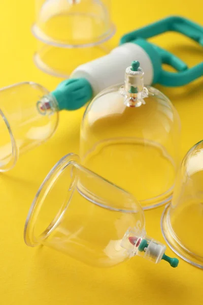 Copos Plástico Bomba Mão Fundo Amarelo Close Cupping Terapia — Fotografia de Stock