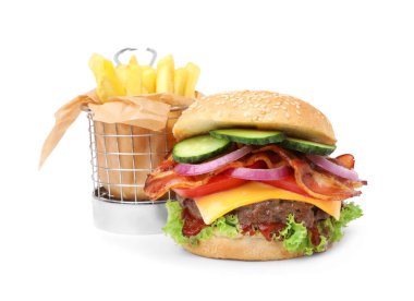 Pastırma, sebze ve patates kızartmasıyla servis edilen leziz hamburger.
