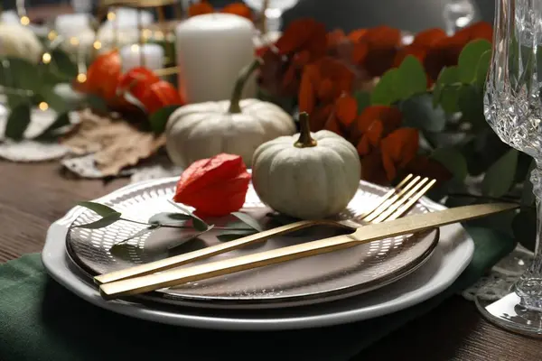 Όμορφο Φθινοπωρινό Τραπέζι Πιάτα Μαχαιροπήρουνα Και Διακόσμηση Λουλουδιών Closeup — Φωτογραφία Αρχείου